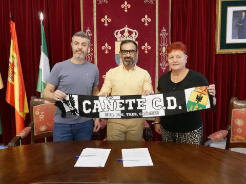 Imagen de la noticia: Cañete de las Torres renueva su convenio con el Cañete C.D. para el fútbol base