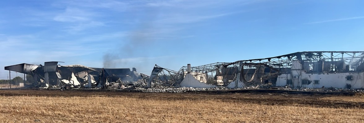 Imagen de la noticia: Extinguido el incendio de la nave textil de Palma del Río tras una semana de trabajo