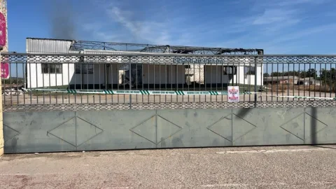 Imagen de la noticia: Extinguido el incendio de la nave textil de Palma del Río tras una semana de trabajo