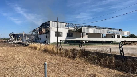 Imagen de la noticia: Extinguido el incendio de la nave textil de Palma del Río tras una semana de trabajo