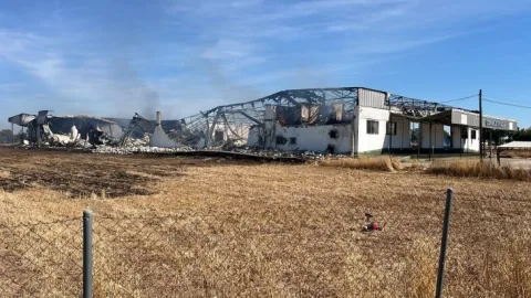 Imagen de la noticia: Extinguido el incendio de la nave textil de Palma del Río tras una semana de trabajo