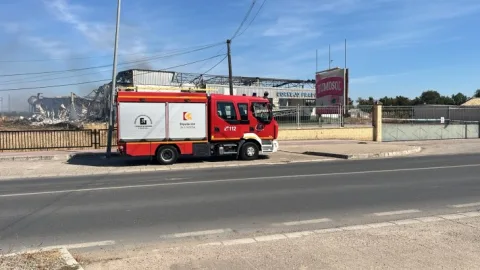 Imagen de la noticia: Extinguido el incendio de la nave textil de Palma del Río tras una semana de trabajo