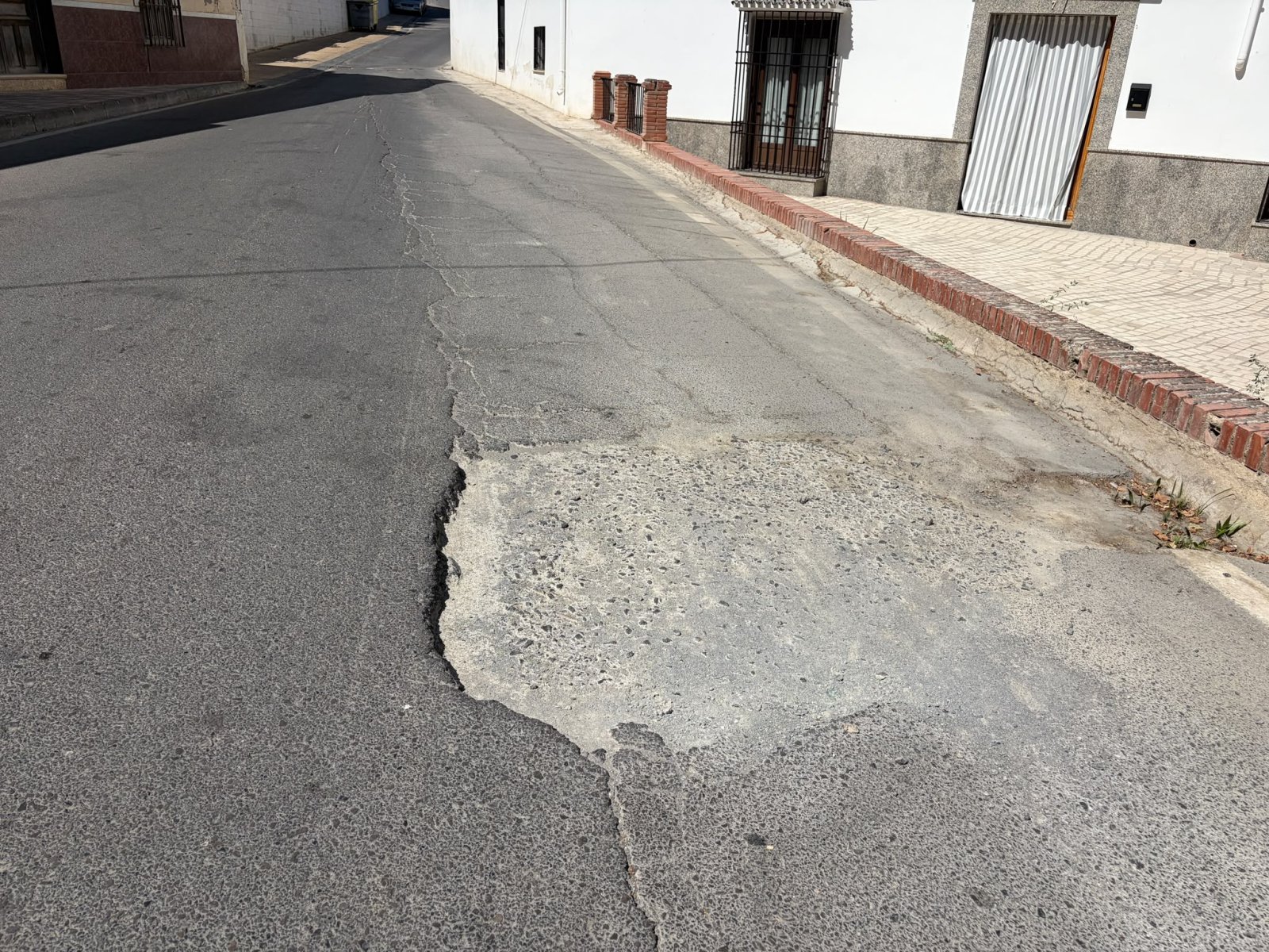Imagen de la noticia: La Junta se compromete a reparar los baches más peligrosos de la travesía de Fuente-Tójar
