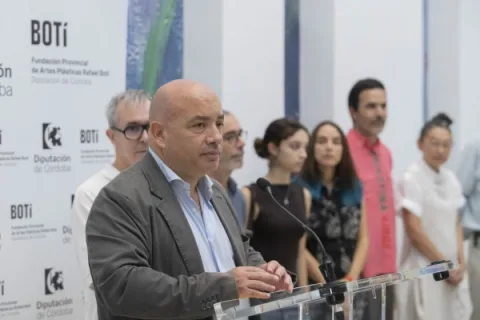 Imagen de la noticia: El Centro Rafael Botí acoge 'Flor Es', que une flor viva y cerámica hasta el 22 de noviembre