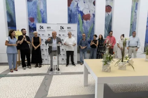 Imagen de la noticia: El Centro Rafael Botí acoge 'Flor Es', que une flor viva y cerámica hasta el 22 de noviembre