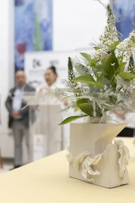 Imagen de la noticia: El Centro Rafael Botí acoge 'Flor Es', que une flor viva y cerámica hasta el 22 de noviembre