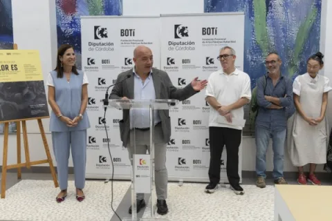 Imagen de la noticia: El Centro Rafael Botí acoge 'Flor Es', que une flor viva y cerámica hasta el 22 de noviembre