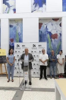 Imagen de la noticia: El Centro Rafael Botí acoge 'Flor Es', que une flor viva y cerámica hasta el 22 de noviembre