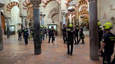Imagen de la noticia: Nuevos bomberos de Córdoba se forman en la Mezquita-Catedral para actuar en el templo