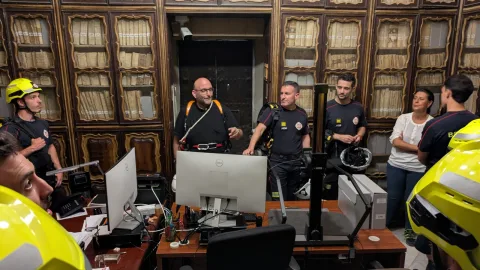 Imagen de la noticia: Nuevos bomberos de Córdoba se forman en la Mezquita-Catedral para actuar en el templo