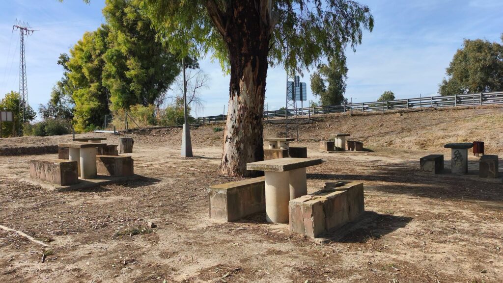 Imagen de la noticia: Villa del Río desbroza el entorno del Puente Romano y seguirá en los próximos días
