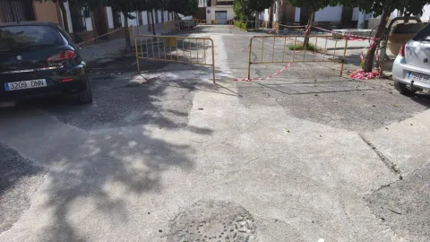 Imagen de la noticia: El asfaltado de la avenida Fuensanta de Villa del Río avanza con el hormigonado de la vía