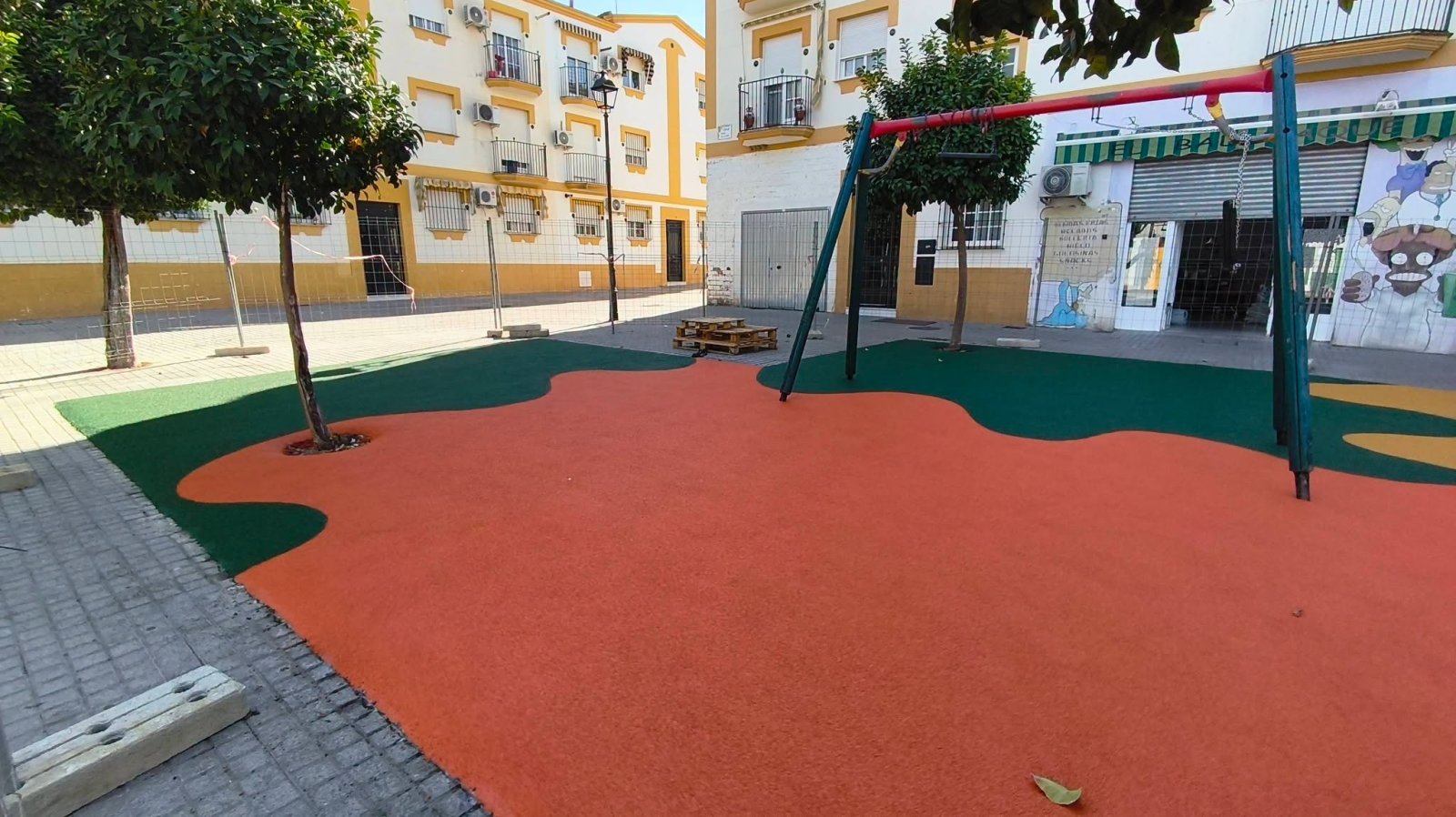 Imagen de la noticia: Villa del Río renueva el pavimento de seguridad del parque de la plaza de la ONCE