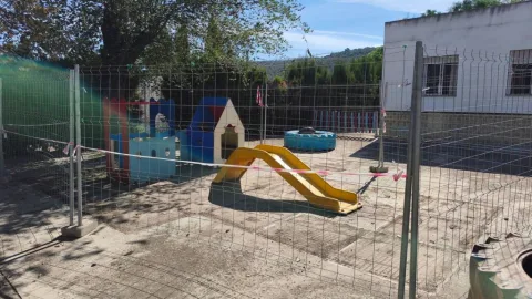 Imagen de la noticia: Villa del Río renueva el pavimento de seguridad del parque de la plaza de la ONCE