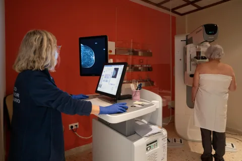 Imagen de la noticia: El Reina Sofía y el IMIBIC estudian con IA el riesgo de cáncer de mama