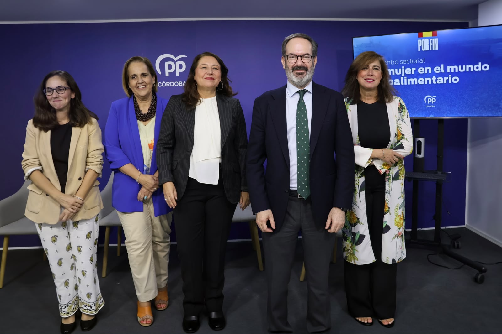 Imagen de la noticia: El PP reclama una PAC sin recortes y ayudas al gasóleo de más de 40 céntimos