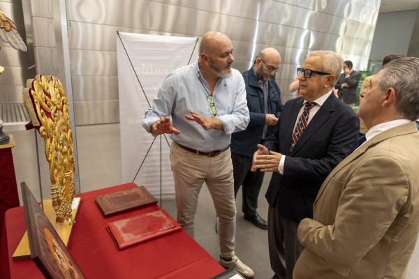 Imagen de la noticia: El Salón del Emprendimiento Cofrade reúne artesanía e innovación en el CEFC