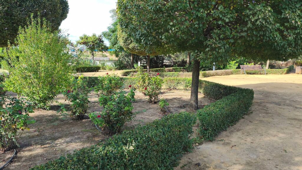 Imagen de la noticia: Villa del Río desbroza el parque Mirador de las Aceñas