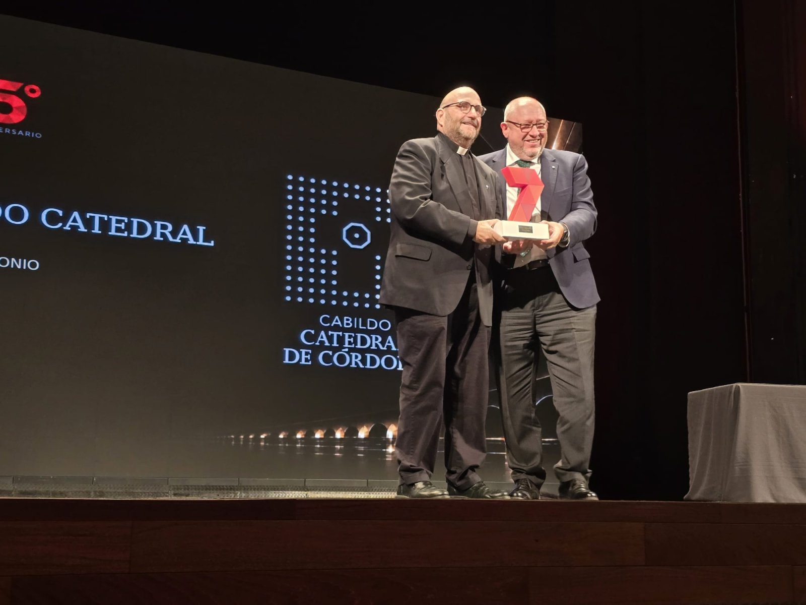 Imagen de la noticia: El Cabildo Catedral recibe el premio 'Los Siete de la VI' de 7TV
