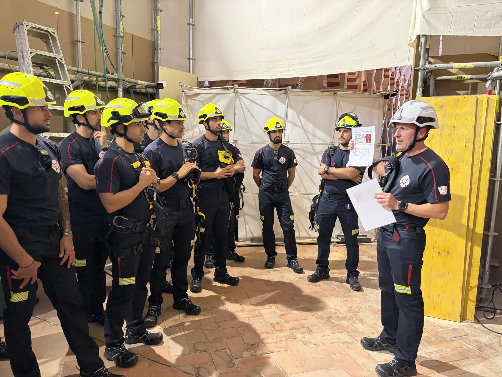 Imagen de la noticia: Los nuevos bomberos de Córdoba suben a las cubiertas de la Mezquita-Catedral para ensayar la extinción en altura