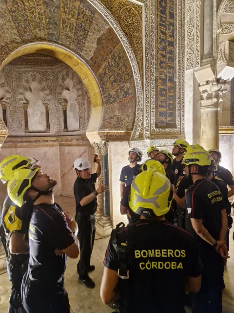 Imagen de la noticia: Los nuevos bomberos de Córdoba suben a las cubiertas de la Mezquita-Catedral para ensayar la extinción en altura