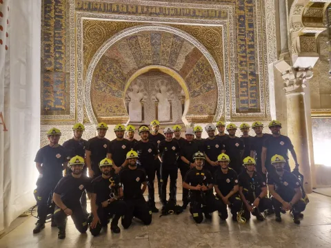 Imagen de la noticia: Los nuevos bomberos de Córdoba suben a las cubiertas de la Mezquita-Catedral para ensayar la extinción en altura