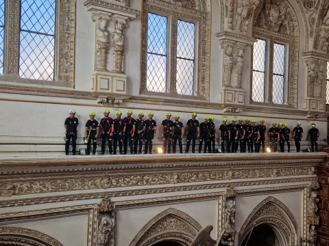 Imagen de la noticia: Los nuevos bomberos de Córdoba suben a las cubiertas de la Mezquita-Catedral para ensayar la extinción en altura