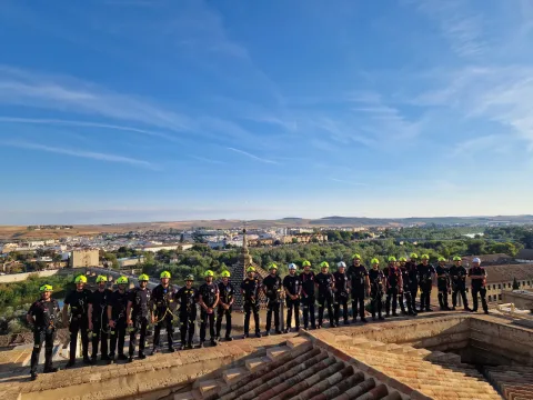Imagen de la noticia: Los nuevos bomberos de Córdoba suben a las cubiertas de la Mezquita-Catedral para ensayar la extinción en altura
