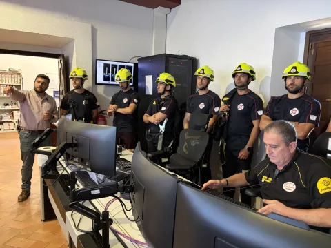 Imagen de la noticia: Los nuevos bomberos de Córdoba suben a las cubiertas de la Mezquita-Catedral para ensayar la extinción en altura