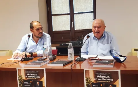 Imagen de la noticia: Adamuz presenta el poemario «Adamuz, un sentimiento», con fines solidarios