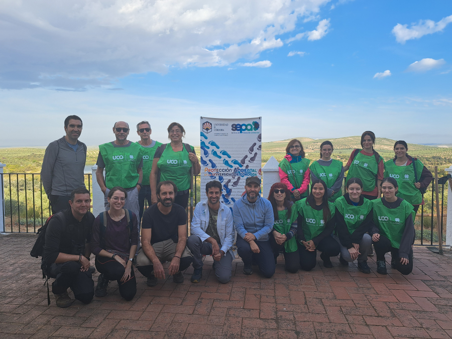 Imagen de la noticia: Una quincena de voluntarios de la UCO planta árboles y arbustos en la laguna de Zóñar