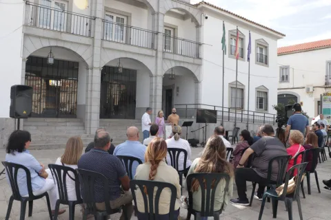 Imagen de la noticia: Hinojosa del Duque homenajea a sus catorce vecinos deportados con placas de la memoria