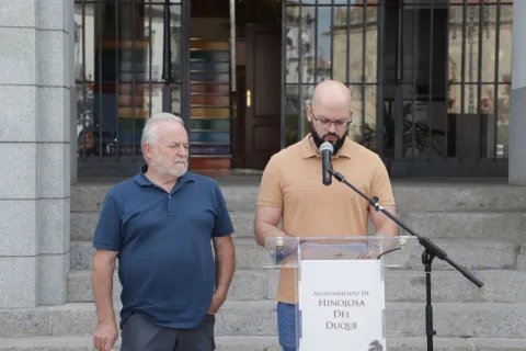 Imagen de la noticia: Hinojosa del Duque homenajea a sus catorce vecinos deportados con placas de la memoria