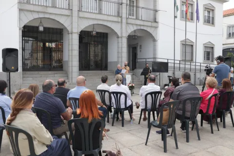 Imagen de la noticia: Hinojosa del Duque homenajea a sus catorce vecinos deportados con placas de la memoria