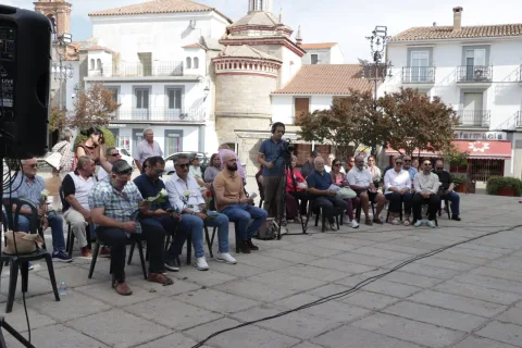 Imagen de la noticia: Hinojosa del Duque homenajea a sus catorce vecinos deportados con placas de la memoria