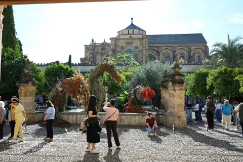 Imagen de la noticia: El Patio de los Naranjos acoge la instalación floral 'HALCYON' de PARKSOHEE en FLORA 2026