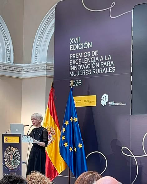 Imagen de la noticia: Remedios Zafra recibe el reconocimiento honorífico de los Premios de Excelencia para Mujeres Rurales
