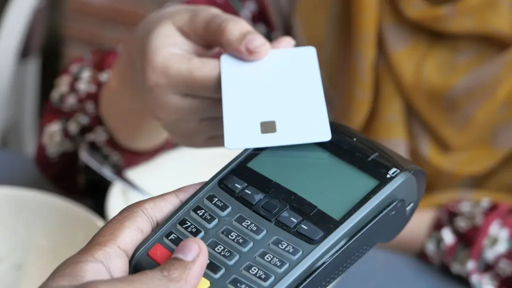 Imagen de la noticia: Los ayuntamientos andaluces podrán derivar beneficiarios de las tarjetas monedero desde el 24 de septiembre
