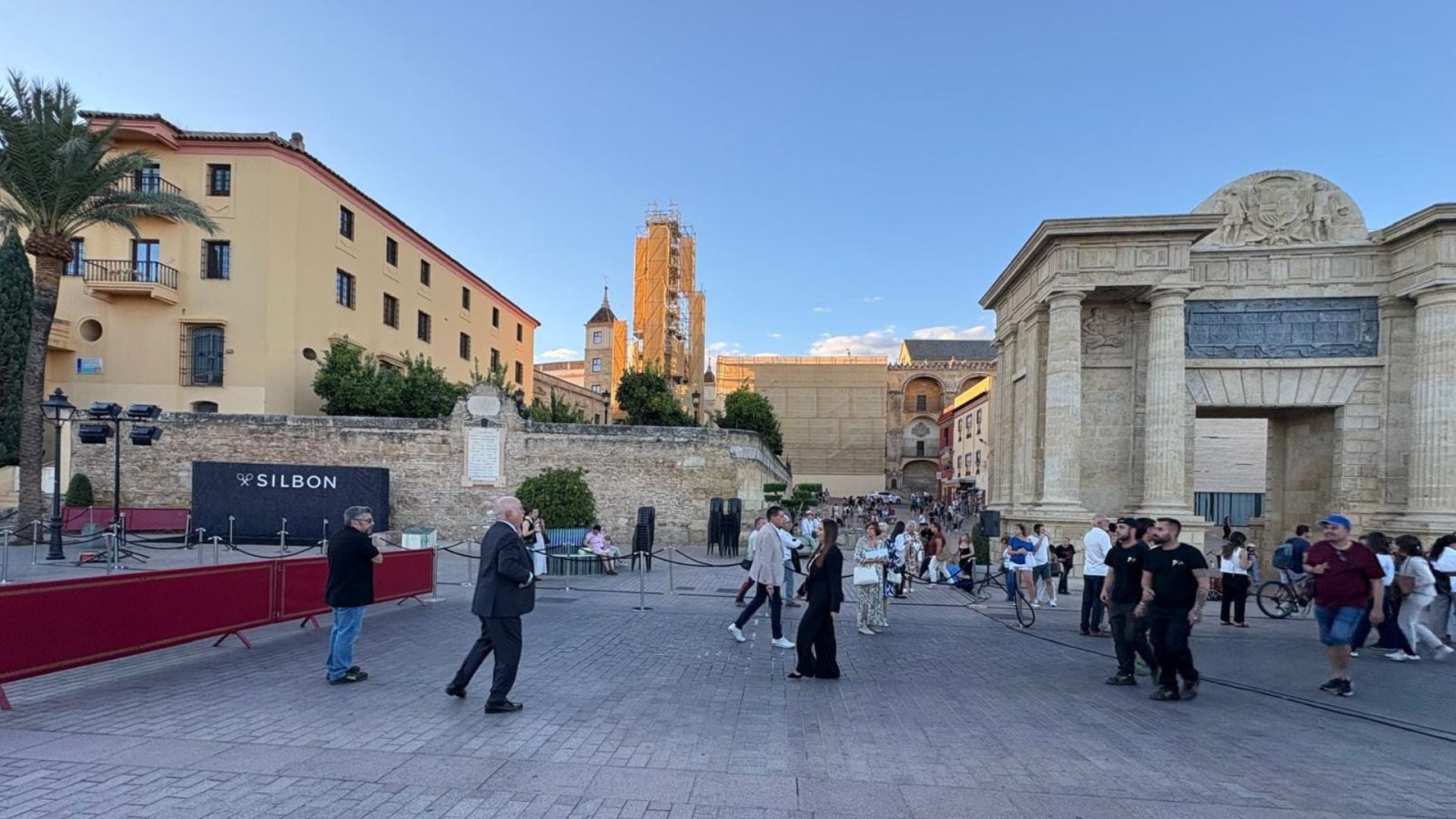 Imagen de la noticia: FACUA pide al Ayuntamiento los costes y permisos del desfile de Silbon en el Puente Romano