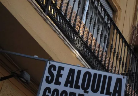 Imagen de la noticia: FACUA pide al Ayuntamiento los costes y permisos del desfile de Silbon en el Puente Romano