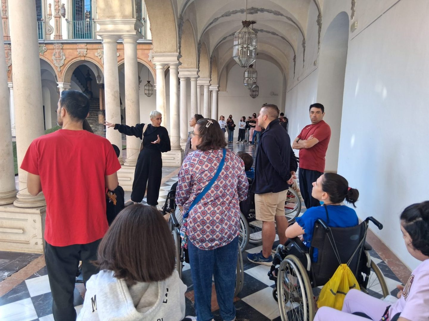 Imagen de la noticia: Usuarios de Acpacys visitan la exposición del Festival Flora en el Palacio de la Merced