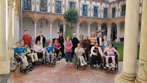 Imagen de la noticia: Usuarios de Acpacys visitan la exposición del Festival Flora en el Palacio de la Merced