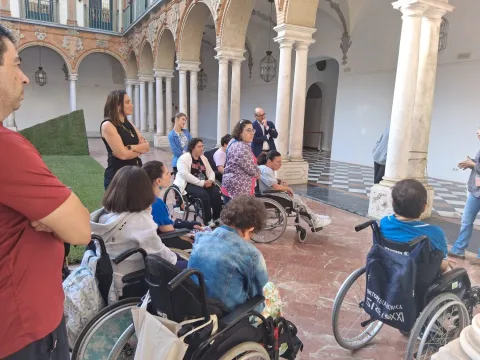 Imagen de la noticia: Usuarios de Acpacys visitan la exposición del Festival Flora en el Palacio de la Merced