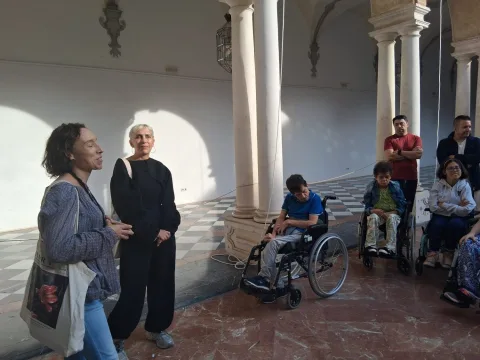Imagen de la noticia: Usuarios de Acpacys visitan la exposición del Festival Flora en el Palacio de la Merced
