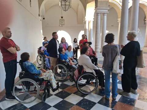 Imagen de la noticia: Usuarios de Acpacys visitan la exposición del Festival Flora en el Palacio de la Merced