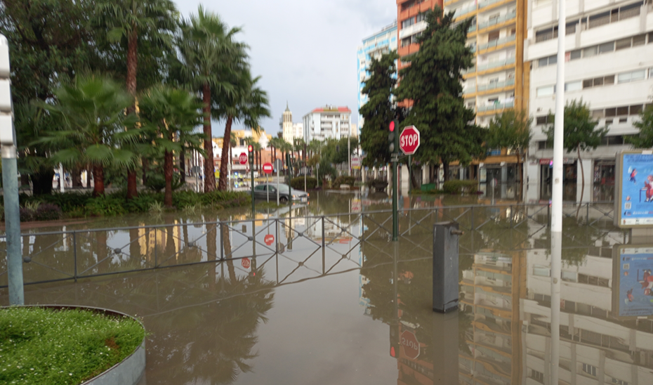 Imagen de la noticia: El temporal deja 38 emergencias en Córdoba y una mujer herida por la caída de una cornisa en la calle Sevilla