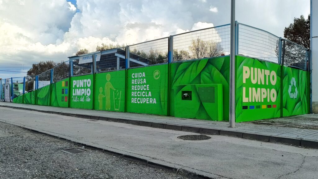 Imagen de la noticia: El Punto Limpio de Villa del Río estrena imagen exterior con un mural de Javier Tarín
