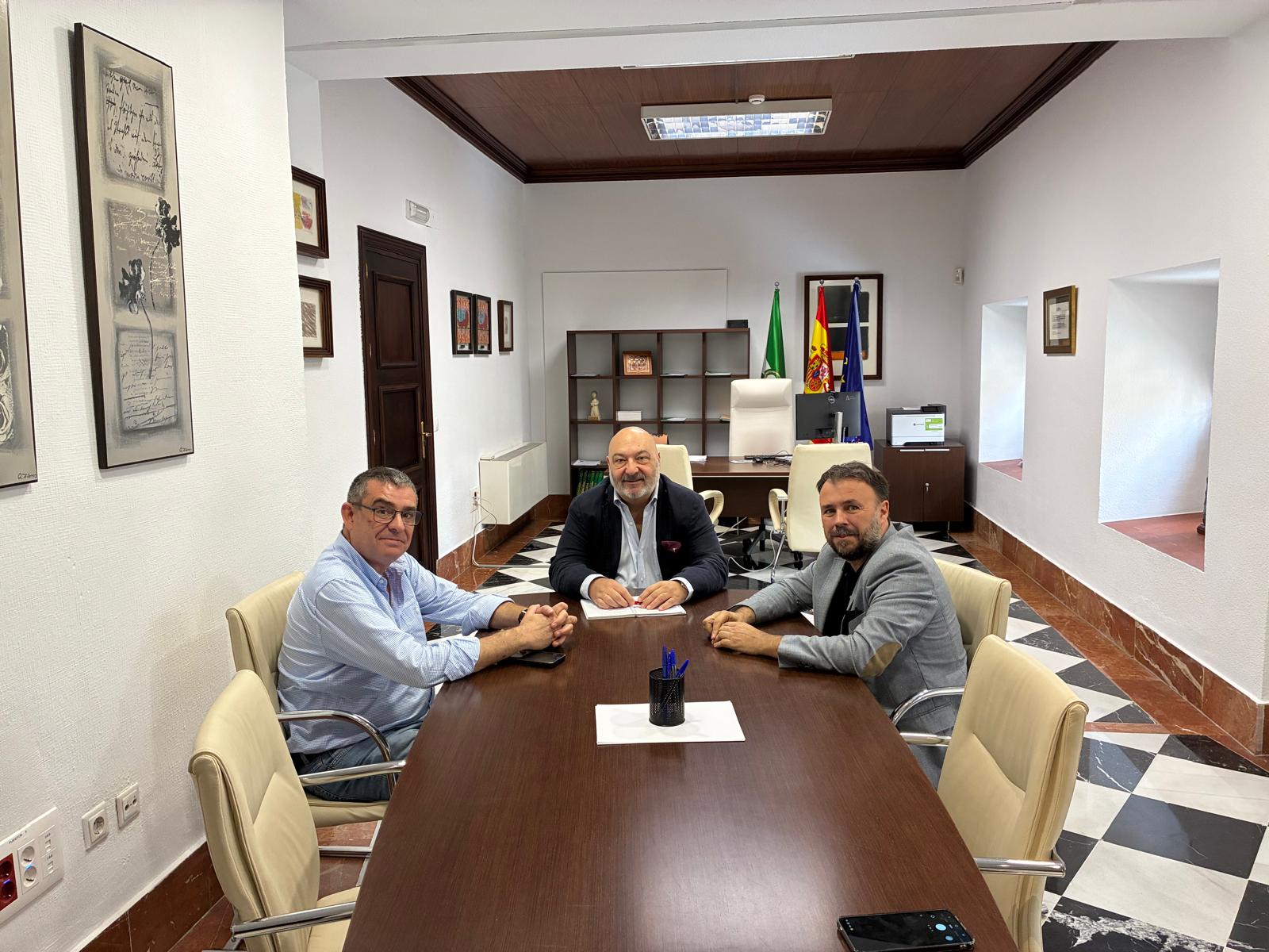 Imagen de la noticia: La Junta respalda la declaración de Interés Turístico para la Batalla de las Flores