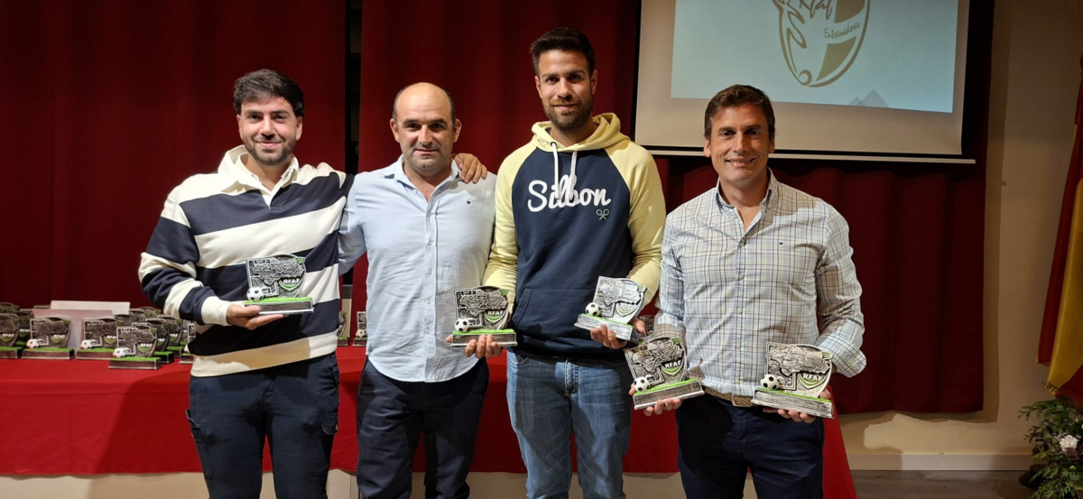 Imagen de la noticia: Cuatro entrenadores del fútbol base del Córdoba CF reciben su reconocimiento en el Día del Entrenador