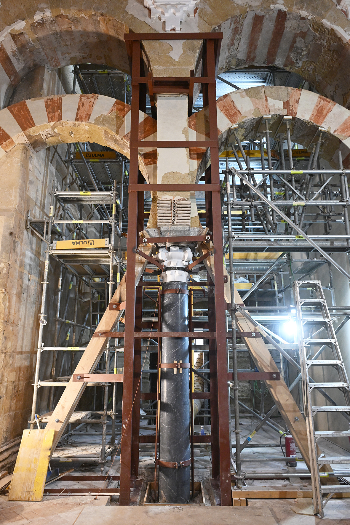 Imagen de la noticia: El Cabildo sustituye la columna dañada en el incendio de la Mezquita-Catedral